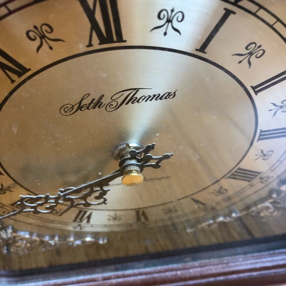 Seth Thomas Brown Wooden Mantel Clock - Elegant Home Wall Decor